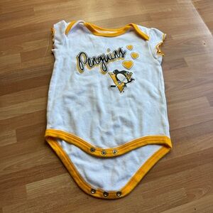 Pittsburgh penguins NHL one piece tshirt baby girl 3-6 months short sleeve